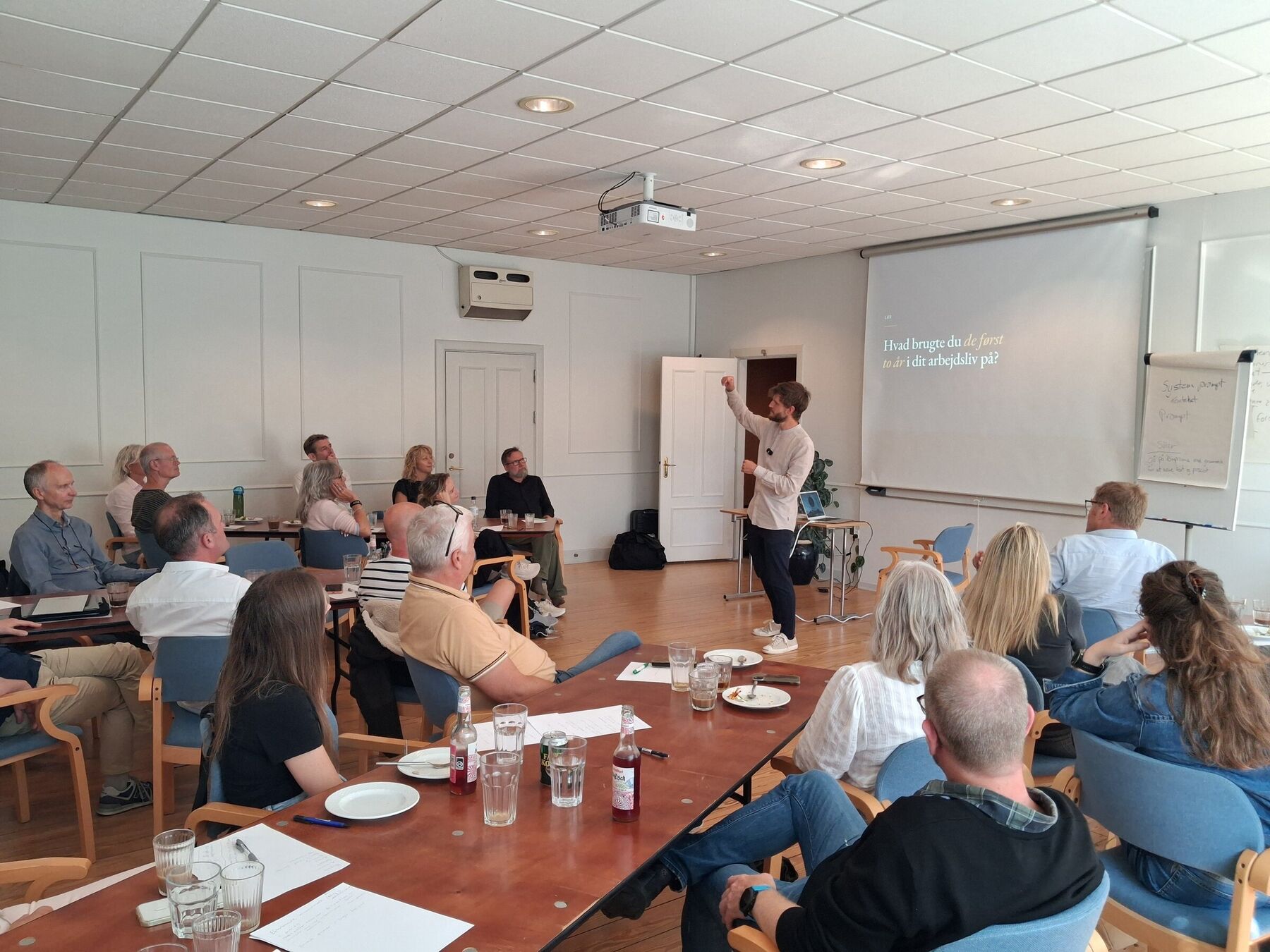 Deltagere ved bordene under en workshop
