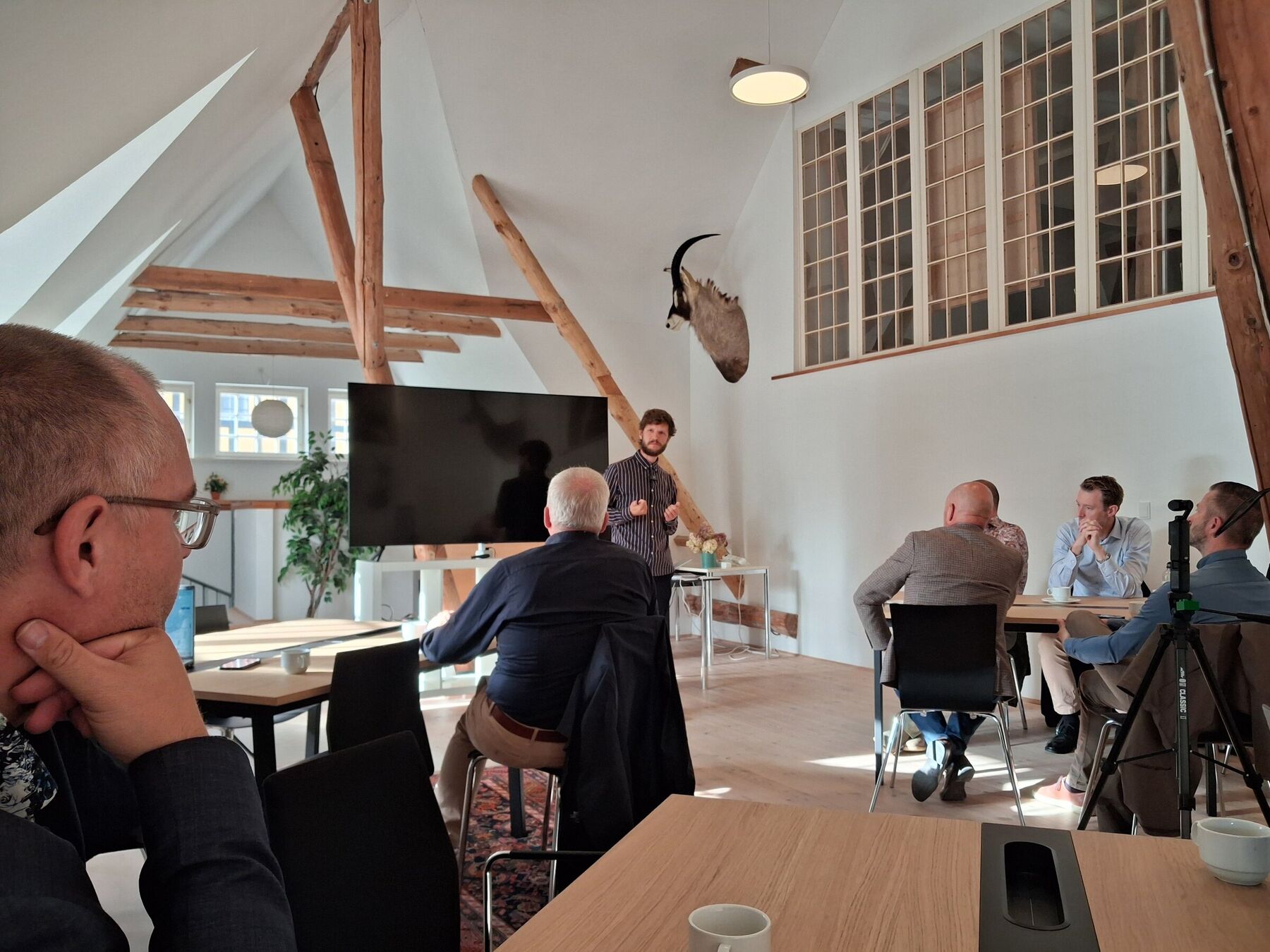 Kasper Bargsteen underviser ledere ved bordene