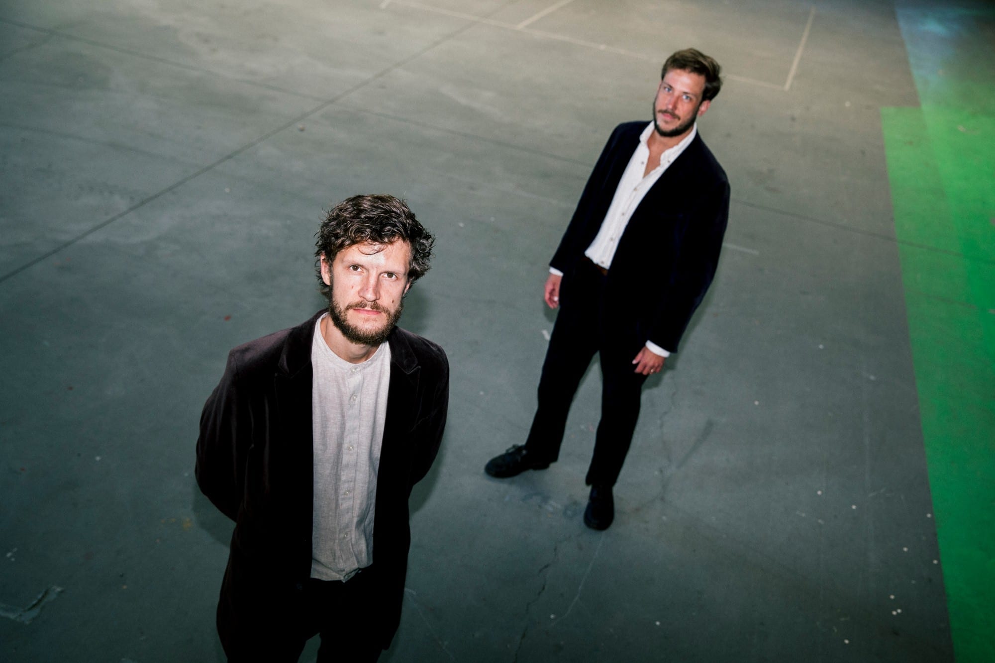 Kasper Bargsteen og Jakob Lovas står i en tom hal og ser op mod kameraet